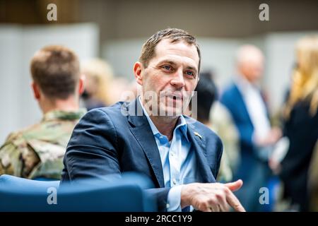 Jasionka, Pologne. 12 juillet 2023. Le représentant américain Jason Crow, D-CO, parle avec des parachutistes de l'armée américaine affectés à la 82e division aéroportée, lors d'une rencontre avec des membres d'une délégation du Congrès à l'aéroport Rzeszow Jasionka, le 12 juillet 2023 à Jasionka, en Pologne. Les parachutistes sont positionnés le long de la frontière avec l'Ukraine pour soutenir l'OTAN. Crédit : CPS. Vincent Levelev/US Army photo/Alamy Live News Banque D'Images