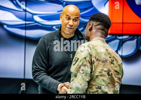 Jasionka, Pologne. 12 juillet 2023. ÉTATS-UNIS Le sénateur Cory Booker, parle avec les parachutistes de l'armée américaine affectés à la 82e division aéroportée, lors d'une rencontre avec les membres d'une délégation du Congrès à l'aéroport de Rzeszow Jasionka, le 12 juillet 2023 à Jasionka, en Pologne. Les parachutistes sont positionnés le long de la frontière avec l'Ukraine pour soutenir l'OTAN. Crédit : CPS. Vincent Levelev/US Army photo/Alamy Live News Banque D'Images