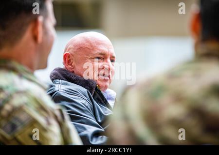 Jasionka, Pologne. 12 juillet 2023. ÉTATS-UNIS Le sénateur Mark Kelly, D-AZ, s'entretient avec des parachutistes de l'armée américaine affectés à la 82e division aéroportée, lors d'une rencontre avec des membres d'une délégation du Congrès à l'aéroport Rzeszow Jasionka, le 12 juillet 2023 à Jasionka, en Pologne. Les parachutistes sont positionnés le long de la frontière avec l'Ukraine pour soutenir l'OTAN. Crédit : CPS. Vincent Levelev/US Army photo/Alamy Live News Banque D'Images