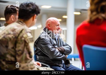 Jasionka, Pologne. 12 juillet 2023. ÉTATS-UNIS Le sénateur Mark Kelly, D-AZ, s'entretient avec des parachutistes de l'armée américaine affectés à la 82e division aéroportée, lors d'une rencontre avec des membres d'une délégation du Congrès à l'aéroport Rzeszow Jasionka, le 12 juillet 2023 à Jasionka, en Pologne. Les parachutistes sont positionnés le long de la frontière avec l'Ukraine pour soutenir l'OTAN. Crédit : CPS. Vincent Levelev/US Army photo/Alamy Live News Banque D'Images