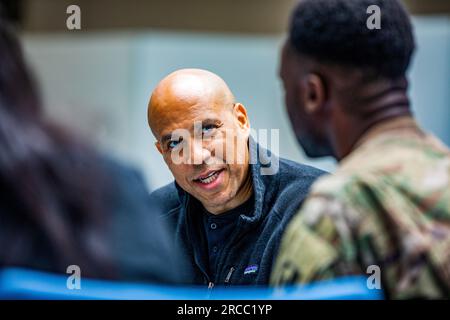 Jasionka, Pologne. 12 juillet 2023. ÉTATS-UNIS Le sénateur Cory Booker, parle avec les parachutistes de l'armée américaine affectés à la 82e division aéroportée, lors d'une rencontre avec les membres d'une délégation du Congrès à l'aéroport de Rzeszow Jasionka, le 12 juillet 2023 à Jasionka, en Pologne. Les parachutistes sont positionnés le long de la frontière avec l'Ukraine pour soutenir l'OTAN. Crédit : CPS. Vincent Levelev/US Army photo/Alamy Live News Banque D'Images