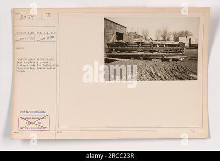 Un camion Pierce Arrow est vu partiellement emballé à l'intérieur d'une caisse sur cette photo prise par le lieutenant Wm. Fox le 18 avril 1918. L'image était destinée à être utilisée par les laboratoires d'ingénierie du corps des quartiers maîtres et non à une publication publique. La photo a été stockée et publiée en 1918 par la Division War College. Banque D'Images