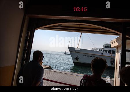 Istanbul, Turquie. 13 juillet 2023. Les gens attendent de monter à bord d'un ferry amarré à l'embarcadère de ferry de Kadikoy City Lines pendant la chaleur à Istanbul. (Image de crédit : © Onur Dogman/SOPA Images via ZUMA Press Wire) USAGE ÉDITORIAL SEULEMENT! Non destiné à UN USAGE commercial ! Banque D'Images