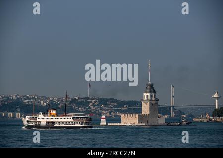 Istanbul, Turquie. 13 juillet 2023. Un ferry de lignes vu passer devant la Tour de la Maiden pendant le temps chaud à Istanbul. (Image de crédit : © Onur Dogman/SOPA Images via ZUMA Press Wire) USAGE ÉDITORIAL SEULEMENT! Non destiné à UN USAGE commercial ! Banque D'Images