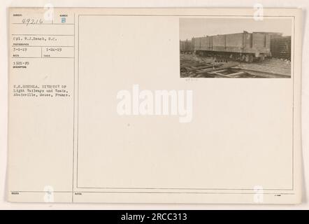 Soldat américain, caporal W.J. Plage du signal corps, se trouve en face d'une télécabine américaine, située à Abainville, Meuse, France. La photographie, numérotée 3-1-19, a été prise en 1925-19 et émise le 1-24-19. Il fait partie de la collection de photographies des activités militaires américaines pendant la première Guerre mondiale. Banque D'Images