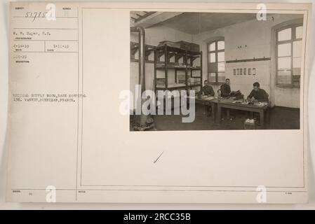 Vue intérieure de la salle de fournitures médicales de l'hôpital de la base 136 à vannes, Morbihan, France pendant la première Guerre mondiale. La photographie a été prise le 14 avril 1919 par le photographe W.W. Soper. L'image montre des étagères remplies de fournitures médicales. Légende : salle d'approvisionnement médical, hôpital de base 136, vannes, France. Banque D'Images