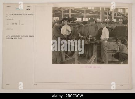 Cours de mécanique automobile à la Saunders Trade School à Yonkers, New York. La photographie capture les élèves de SURECT S.A.T.C. à la Saunders Trade School. Photographe officiel numéro 58951 A. U. RECO, prise le 4-27-19. L'image montre les étudiants qui se forment en mécanique automobile à l'école.' Banque D'Images