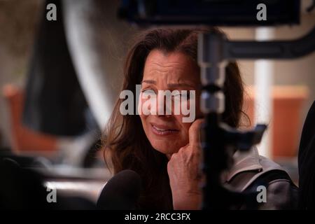 West Hollywood, Californie, États-Unis. 13 juillet 2023. Fran Drescher, président syndical de SAG-AFTRA, s'adresse à la presse après avoir annoncé des plans pour SAG-AFTRA de faire grève pour obtenir de meilleurs contrats et conditions pour les membres du syndicat. (Image de crédit : © Jake Lee Green/ZUMA Press Wire) USAGE ÉDITORIAL SEULEMENT! Non destiné à UN USAGE commercial ! Banque D'Images