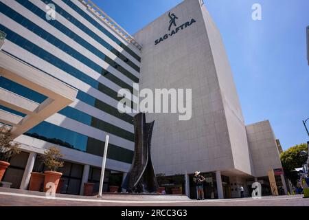 West Hollywood, Californie, États-Unis. 13 juillet 2023. SAG-AFTRA Plaza à West Hollywood, Californie. (Image de crédit : © Jake Lee Green/ZUMA Press Wire) USAGE ÉDITORIAL SEULEMENT! Non destiné à UN USAGE commercial ! Banque D'Images