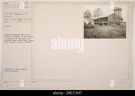 CPL. DROIT Ingleston travaille dans une scierie américaine près de Vagney, Vosges, France pendant la première Guerre mondiale La scierie est impressionnante pour les Français en raison de son efficacité dans la coupe de grumes. La photographie a été prise le 26 septembre 1918 et reçue le 3 novembre 1918. Il a été approuvé par le censeur de l'A.E.F. Banque D'Images