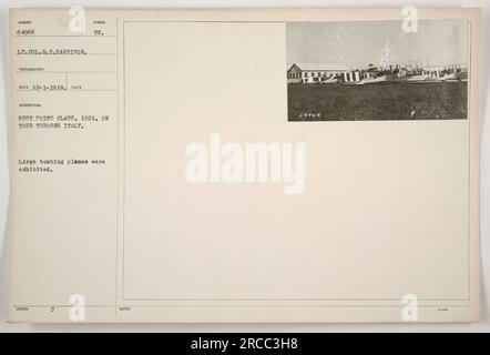 West point classe de 1921 en tournée à travers l'Italie et visiter une exposition de grands avions de bombardement. Lieutenant-colonel G.R. Harrison a capturé cette photographie, qui a été reçue le 1 décembre 1919. Banque D'Images