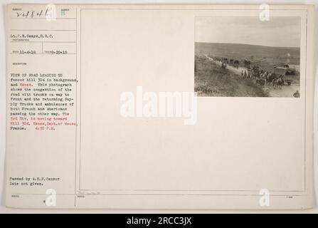 P.H. Lt Sears de la S.R.C. a pris cette photographie le 29 septembre 1918. Il montre une vue de la route menant à la célèbre colline 304 et Esnes. L'image représente une route encombrée remplie de camions sur leur chemin vers le front, ainsi que des camions de ravitaillement et des ambulances des forces françaises et américaines revenant dans la direction opposée. La 3e division se déplace vers la colline 304. Cette photographie a été prise à 4:30 à Esnes, Département de Meuse, France. La date précise de délivrance n'est pas fournie, mais la photographie a été transmise par le censeur de l'A.E.F. Banque D'Images