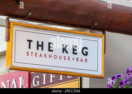 BANFF, CANADA - le 5 JUILLET 2023 : l'enseigne commerciale Keg sur l'avenue Banff, en Alberta, au Canada. C'est une chaîne canadienne de restaurants steakhouse A. Banque D'Images