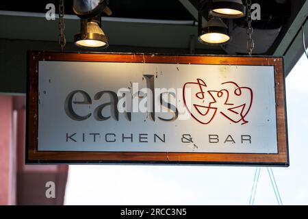 BANFF, CANADA - 5 JUILLET 2023 : Earls Kitchen and Bar sur l'avenue Banff en Alberta, Canada. Il s'agit d'une chaîne canadienne de restaurants décontractés haut de gamme TH Banque D'Images
