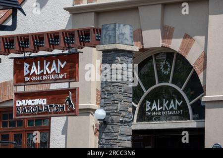 BANFF, CANADA - 5 JUILLET 2023 : Balkan le panneau commercial Greek Restaurant sur l'avenue Banff en Alberta, Canada. C'est un res grec célèbre et populaire Banque D'Images