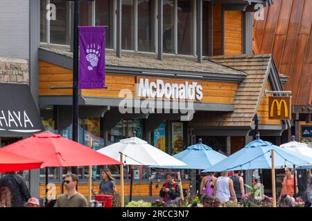 BANFF, CANADA - le 5 JUILLET 2023 : panneau de restaurant McDonald's sur l'avenue Banff en Alberta, Canada. La célèbre société américaine de restauration rapide a été fondée i Banque D'Images