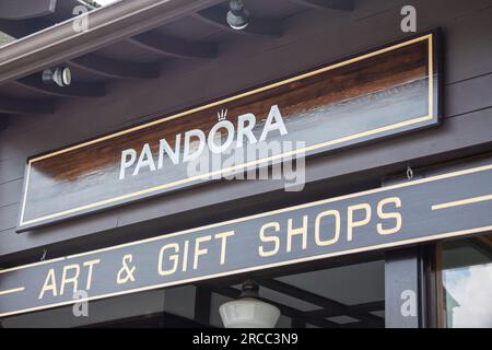 BANFF, CANADA - 5 JUILLET 2023 : enseigne Pandora Art and Gift Shop sur l'avenue Banff en Alberta, Canada. C'est l'un des plus grands joyaux du monde Banque D'Images