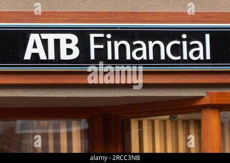 BANFF, CANADA - le 5 JUILLET 2023 : panneau financier ATB sur l'avenue Banff, en Alberta, au Canada. C'est la seule institution financière et société d'État Banque D'Images