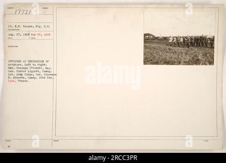 LT. E.H. Cooper du signal corps a pris cette photographie le 25 mai 1918. L'image montre la cérémonie de décoration des aviateurs, avec les individus suivants présents : général Passaga (français), major général Hunter Liggett, Comdg. 1st Army corps, et le général Clarence R. Edwards, comte. 26e Div L'emplacement est Toul, France. Banque D'Images