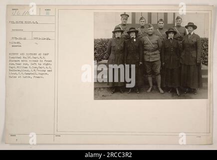Infirmières et médecins au Camp hospitalier n°96 d'Angers. Le capitaine W.E. se trouve à la première rangée Steward avec les infirmières. Dans la rangée arrière, de gauche à droite, se trouvent le capitaine William S. Dow, capitaine A.C. Ladders, Lieut. J.W. Pecony, et Lieut. C.E. Campbell. Cette photo a été prise le 11 janvier 1919. Banque D'Images