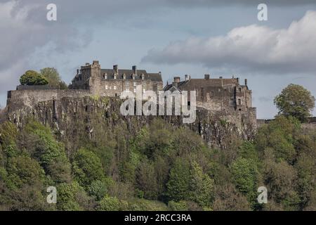 Sterling, Écosse, Royaume-Uni - 9 mai 2023 - regardant vers le haut les remparts du château de Sterling contre un ciel orageux Banque D'Images