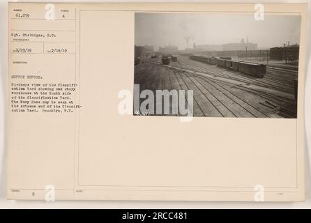 Vue BirdsEye de la cour de classification d'un dépôt d'approvisionnement à Brooklyn, NY. Un entrepôt d'un étage peut être vu sur le côté sud de la cour de classification, avec la base navale à l'extrémité Photographie prise par le sergent Steiniger le 23 juillet 1919. Banque D'Images