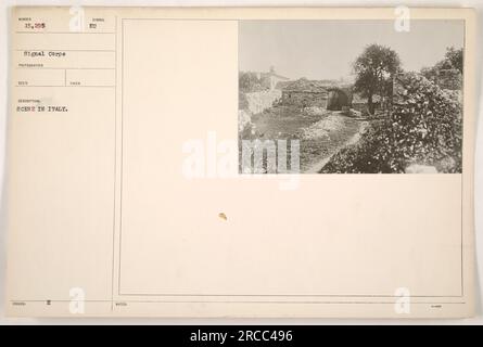 Soldats stationnés en Italie pendant la première Guerre mondiale, vus sur cette photographie numérotée de 15 295, prise par un photographe du signal corps. L'image n'offre pas de détails spécifiques sur la scène ou les soldats impliqués. Il a été publié avec la lettre «H» et l'abréviation «eu». La photographie mesure 3-9x4 pouces. Banque D'Images