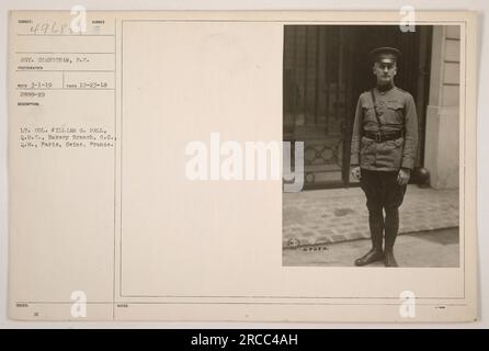 Le lieutenant-colonel William G. ball du corps de quartier-maître est photographié ici devant la boulangerie Branch à Paris, Seine, France. Cette photographie, prise par le sergent Corno Chan, a été reçue le 1 mars 1919 et prise le 23 décembre 1918. L'image est étiquetée 2899-19. Banque D'Images