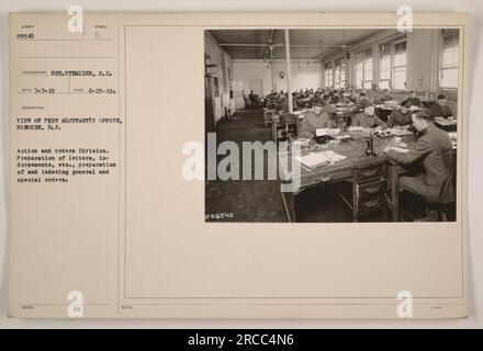 e du bureau de l'adjudant de Port à Hoboken, New Jersey, pendant la première Guerre mondiale. Le bureau était responsable de la préparation et de l'indexation des lettres, des endossements et des ordres généraux et spéciaux. Cette photographie a été prise le 25 juin 194. Photographe : Sot. Stemizer, S.C. Banque D'Images