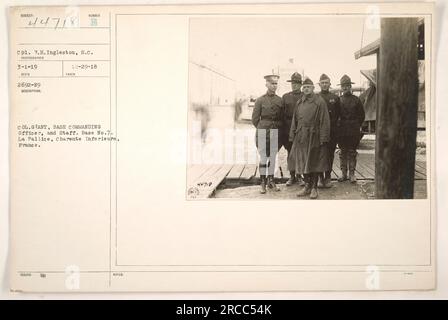 CPL. P.H. Ingleston, S.C., a pris cette photographie le 1 mars 1919, à la base no 7 à la Pallice, Charente Inferieure, France. L'image montre le colonel Grant, le commandant de la base, et son état-major. La photographie est répertoriée sous le numéro 44718 dans les archives officielles. Banque D'Images