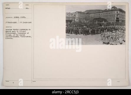 Légende : les Russes écoutent un discours prononcé par le colonel Krakovetsky, commandant des troupes, des sociaux-révolutionnaires, à Vladivostok, en Sibérie. La photographie a été prise le 12 mars 1920, et est numérotée 68742 dans la collection de photographies des activités militaires américaines pendant la première Guerre mondiale Banque D'Images