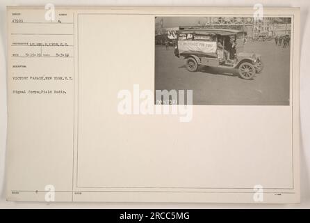 Soldats participant au défilé de la victoire à New York. La photo montre des membres du Military signal corps portant des radios de terrain. La photo a été prise le 3 mai 1919 et est identifiée avec le numéro de sujet 47921 et le photographe LT. GEO.H. Lyon.S.C. Il a été publié par le signal corps. Banque D'Images