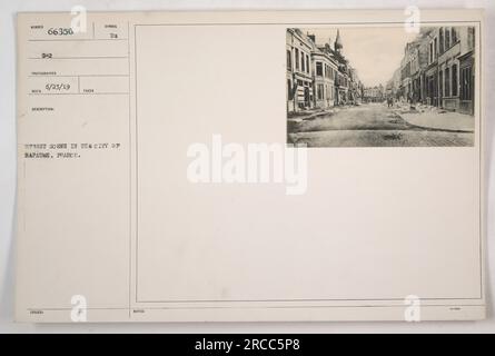 Une scène de rue capturée dans la ville de Bapaume, en France. La photographie a été prise pendant la première Guerre mondiale et est numérotée 66356 0-2. Il a reçu la référence RECO 6/23/19. L'image montre les conséquences des activités militaires dans la ville. Banque D'Images