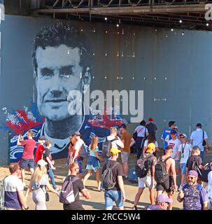 Le pilote britannique David Coulthard MBE, de l'artiste mural Murwalls, sur le circuit de Silverstone, peint pour le GP de F1 britannique 2023 Banque D'Images