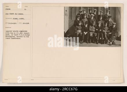 Les membres du Groupe d'enquête de la Division du renseignement militaire (M.I.D.) du Département de la Guerre à bord de l'USS George Washington, en voyage à la Conférence de la paix. La photographie a été prise en mars 1921 et a reçu le numéro d'identification 63258. Pour connaître les noms des personnes sur l'image, reportez-vous à l'image numéro 63255. L'image fait partie de la collection enregistrée en mars 1918. Banque D'Images