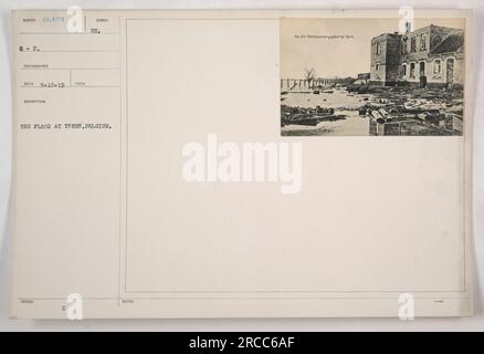 Les soldats marchent dans les rues inondées à Ypres, en Belgique, pendant la première Guerre mondiale. La photographie, étiquetée « l'inondation à Ypres, Belgique », montre l'étendue des dommages causés par les fortes pluies et les inondations dans la région. L'image capture les conditions difficiles auxquelles le personnel militaire a été confronté pendant la guerre. Banque D'Images