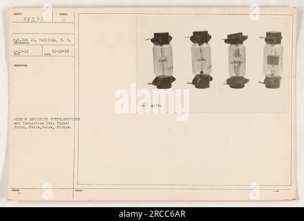 Le sergent de 1e classe Callivan de la Division de recherche et d'inspection du corps des signaux à Paris, France, est vu sur cette photographie prise le 29 novembre 1918. L'image le montre en train d'examiner et de tenir des tubes amplificateurs allemands. La photographie a reçu le numéro H-38233. Banque D'Images