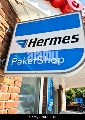 Kiel, Allemagne - 13. Juillet 2023 : signe de la société du service de colis Hermes devant un magasin Banque D'Images