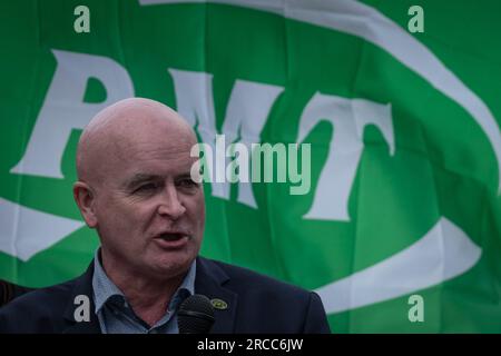 Londres, Royaume-Uni. 13 juillet 2023. Sauvez nos billetteries. Mick Lynch, secrétaire général de l'Union nationale des travailleurs du rail, de la mer et des transports (RMT), s'exprime devant la gare de Kings Cross contre les propositions annoncées par les compagnies ferroviaires la semaine dernière qui pourraient voir fermer jusqu'à 1 000 guichets au cours des trois prochaines années. Crédit : Guy Corbishley/Alamy Live News Banque D'Images