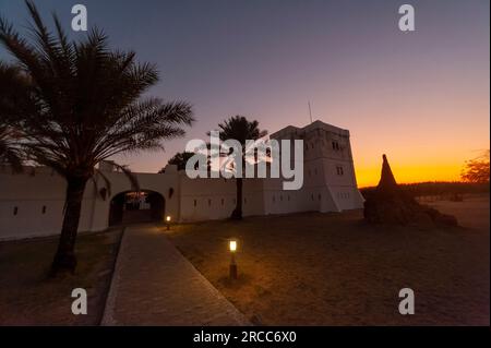 Fort de Namutoni au crépuscule, Namutoni Resort, Parc National d'Etosha, Namibie Banque D'Images