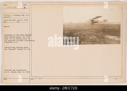 La photographie montre le lancement du premier avion de bombardement Handley-page, le Langley, au Flying Field de la Standard Aircraft Corporation à Elizabeth, New Jersey L'avion est vu décoller dans les airs. La photographie a été censurée et publiée par le censeur du M.I.B. le 15 août 1918. Banque D'Images