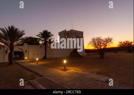 Fort de Namutoni au crépuscule, Namutoni Resort, Parc National d'Etosha, Namibie Banque D'Images