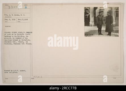 Le colonel Sidney Grant, commandant à la Rochelle, est vu parler avec le lieutenant-colonel Rice, responsable des troupes américaines à Rochefort, Charente Inf., France. La conversation a eu lieu à la Rochelle, Charente Inf., France. Cette photographie a été prise le 17 novembre 1918 et reçue le 2 janvier 1919. Il a été adopté par le censeur de l'A.E.F. mais la date exacte est inconnue. Le numéro de description est D COLONEL SIDNEY GRANT, COMMANDANT DE poste à la Rochelle. Cette image a reçu le numéro 33009. Banque D'Images