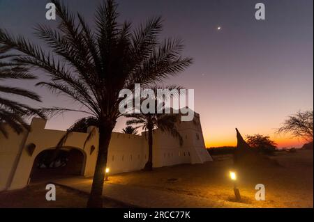 Fort de Namutoni au crépuscule, Namutoni Resort, Parc National d'Etosha, Namibie Banque D'Images