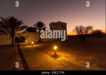 Fort de Namutoni au crépuscule, Namutoni Resort, Parc National d'Etosha, Namibie Banque D'Images