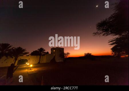 Fort de Namutoni au crépuscule, Namutoni Resort, Parc National d'Etosha, Namibie Banque D'Images