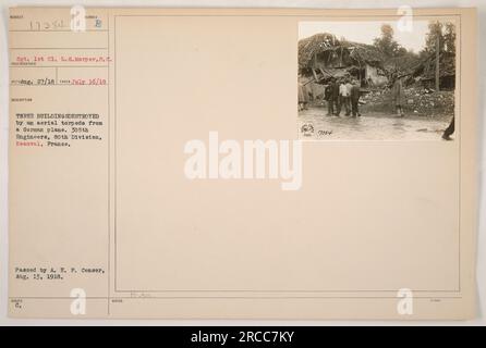 Trois bâtiments détruits par une torpille aérienne d'un avion allemand. Cette image montre les conséquences de l'attaque, qui a eu lieu à Beauval, en France, le 16 juillet 1918. Les 305e ingénieurs, qui font partie de la 80e division, sont présents sur les lieux. La photographie a été autorisée par l'A.E.F. Censurer le 13 août 1918. Banque D'Images