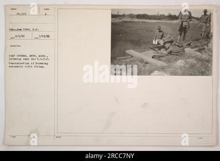 Soldats participant à une manifestation au Camp Devens à Ayer, Massachusetts pendant la première Guerre mondiale. La démonstration a montré le tir de fusils automatiques Browning. Cette image a été prise le 23 juillet 1920 et fait partie de la collection prise pour le symbole officiel des activités militaires au Camp Devens. Banque D'Images