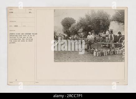 Des cuisiniers français et des policiers de cuisine sont vus préparant de la soupe sur cette photographie prise en 1919 pendant la première Guerre mondiale. La soupe est destinée à être transportée aux soldats dans les tranchées. Des bidons pour transporter la soupe peuvent être vus au premier plan. Banque D'Images