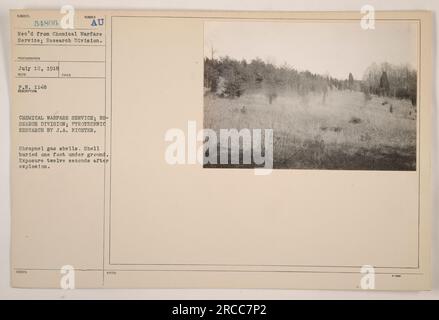 L'image montre un obus de gaz shrapnel au cours d'une recherche pyrotechnique menée par J.A. Richter dans la Division de la recherche du Chemical Warfare Service. L'obus est enterré à un pied sous terre et la photographie a été prise douze secondes après l'explosion. Banque D'Images